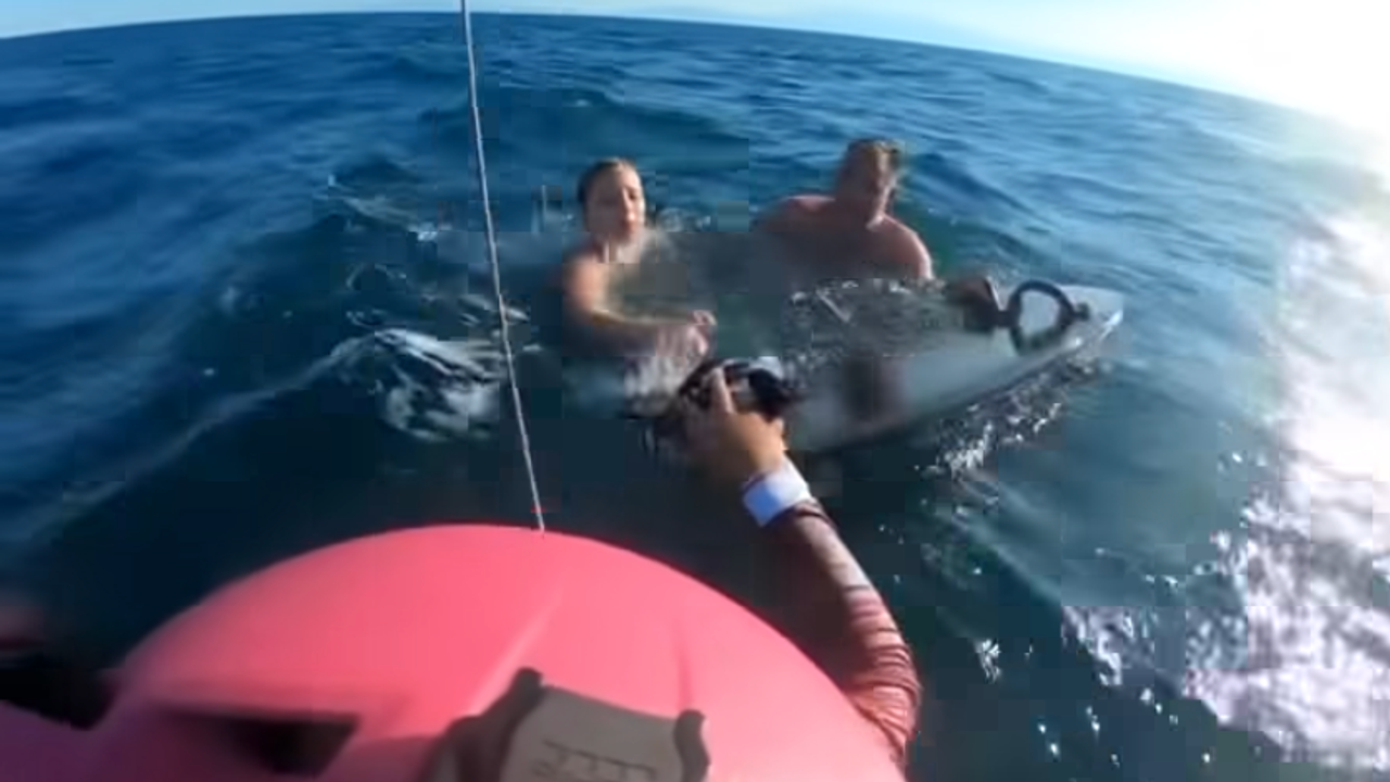 Η ηρωική διάσωση δύο τουριστών από νεαρό που έκανε kite surfing...