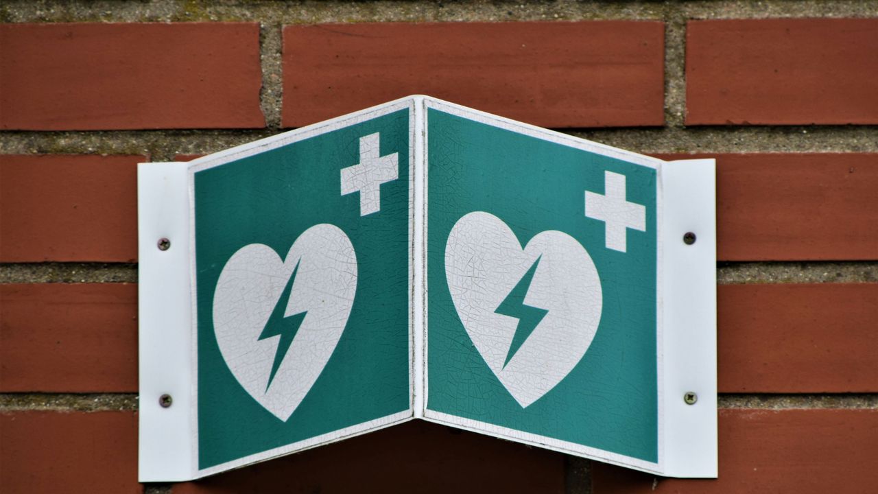 Τοποθέτηση απινιδωτών σε όλους τους σταθμούς του Μετρό και σε...