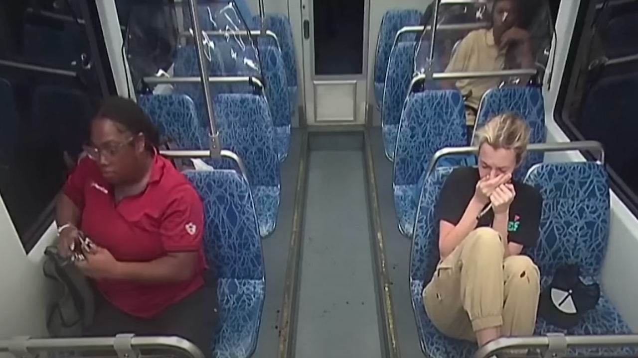 Αφέθηκε αιμόφυρτη χωρίς καμία βοήθεια από τους συνεπιβάτες της,...