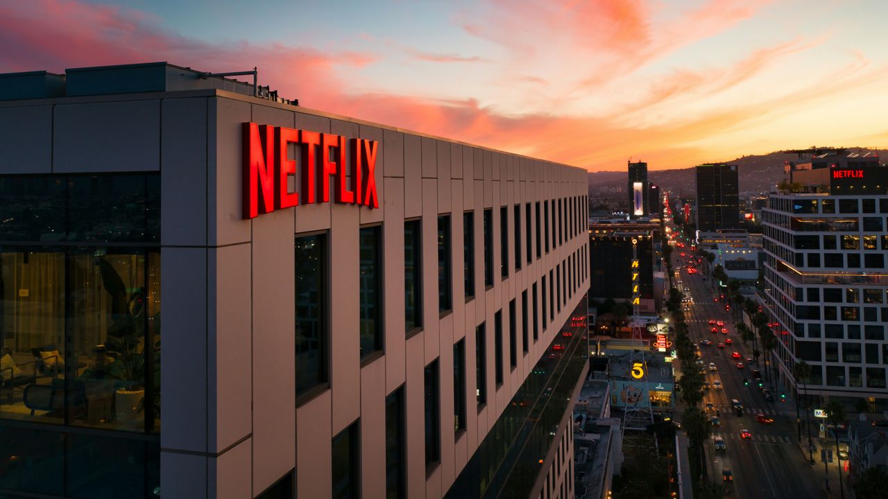 «Πόλεμος» δισεκατομμυρίων για τη Warner Bros: Η Netflix χτυπά...