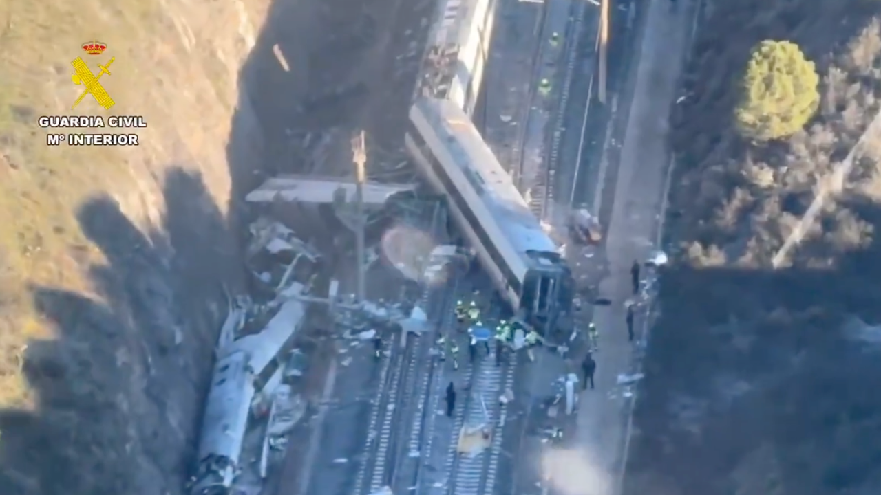 Σιδηροδρομική τραγωδία στην Ισπανία: Βίντεο από drone δείχνει...