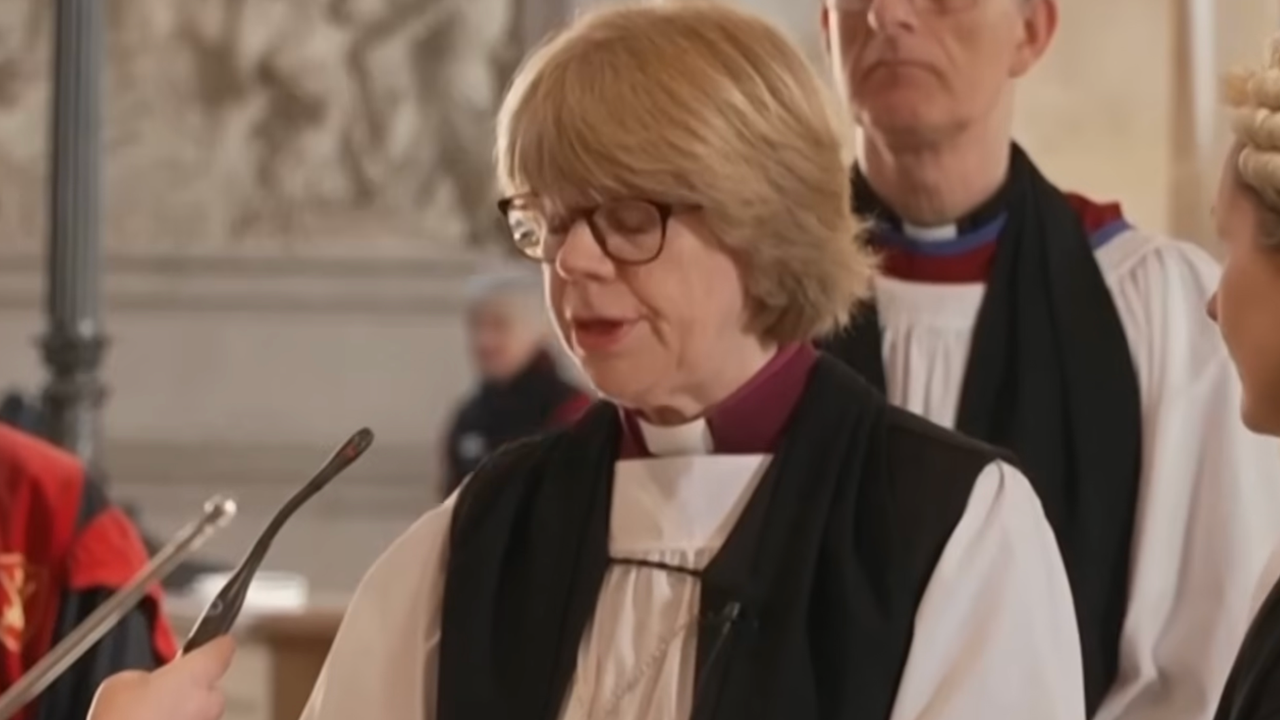 Η Σάρα Μάλαλι έγινε και επίσημα πρώτη γυναίκα Αρχιεπίσκοπος της...