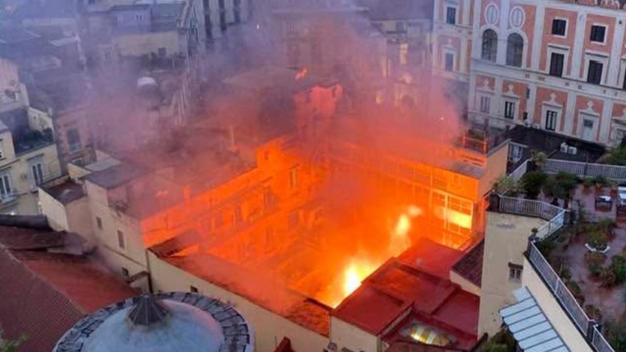 Στις φλόγες το ιστορικό θέατρο Σανατζάρο στη Νάπολη - Δείτε βίντεο
