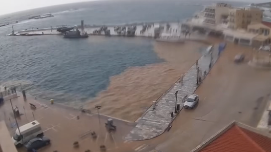 Τήνος: Η στιγμή που η θάλασσα «αλλάζει χρώμα» λόγω της κακοκαιρίας