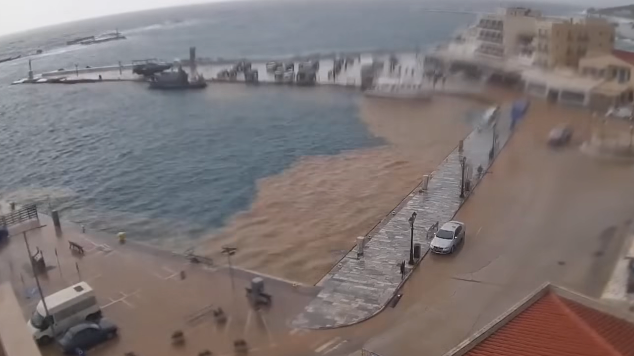 Τήνος: Η στιγμή που η θάλασσα «αλλάζει χρώμα» λόγω της κακοκαιρίας