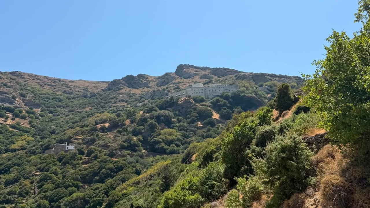 Στις πλαγιές του όρους Γερακώνες, σε υψόμετρο 520 μέτρων, ορθώνεται...
