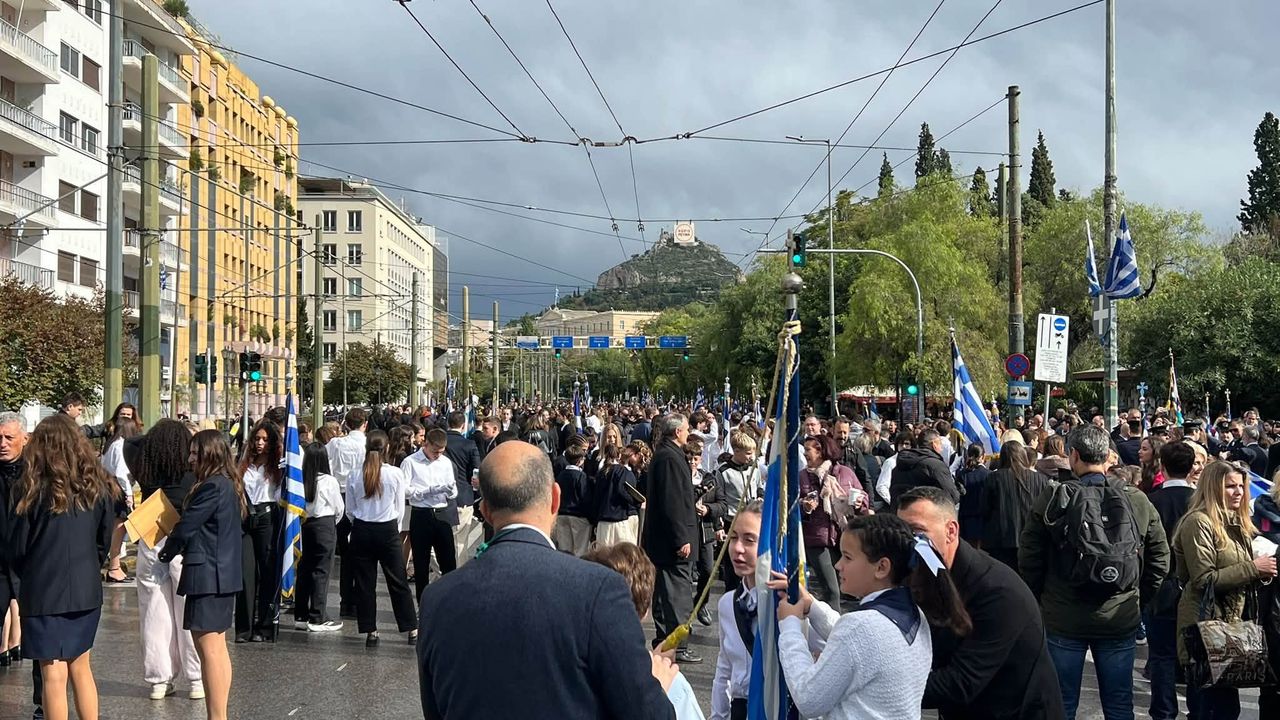 28η Οκτωβρίου: Με λαμπρότητα η μαθητική παρέλαση στο κέντρο της Αθήνας
