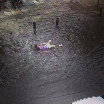Thessaloniki: Plunge swimming in flooded street!