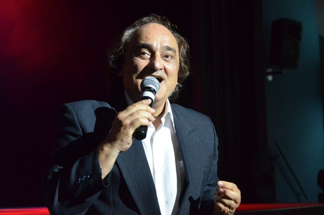 Moundial day 9 - The Greek singer who sings 
