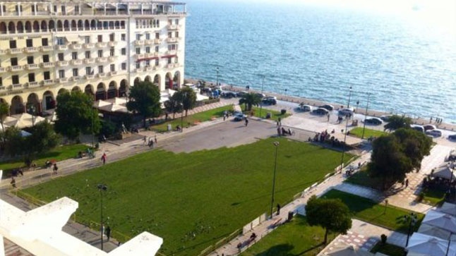 Rugby game in Aristotelous square