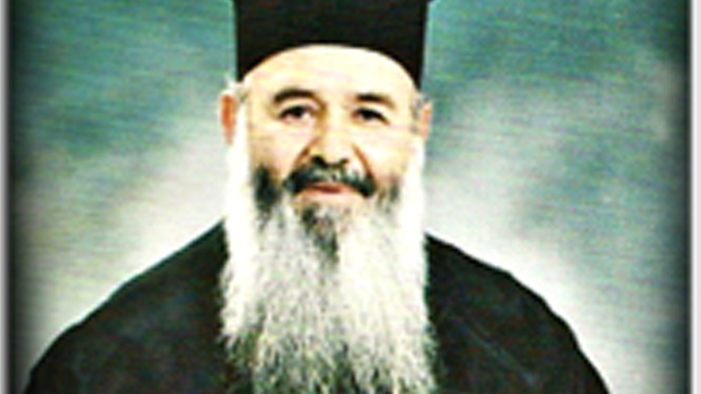 Ο πατήρ Δημήτριος Βακάρος κοντά στο ποίμνιο