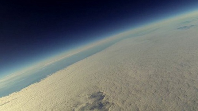Ιδού τι κατέγραψε μία GoPro κάμερα στο ταξίδι της από την επιφάνεια...