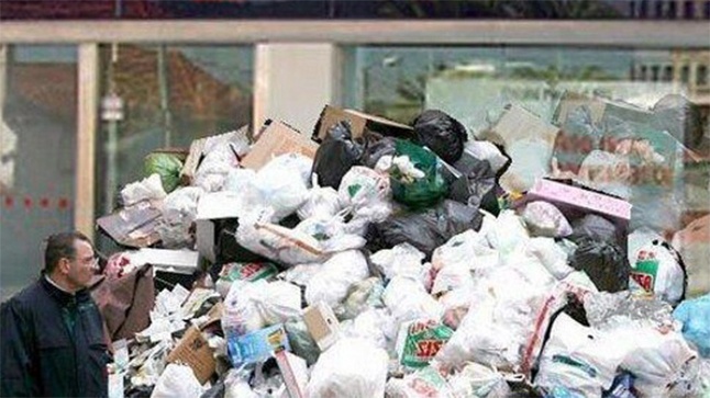 Οι αγανακτισμένοι Πορτογάλοι στέλνουν τα σκουπίδια τους στις...