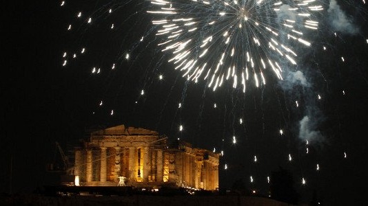 Με λαμπρότητα και πυροτεχνήματα υποδέχθηκαν Αθήνα και Θεσσαλονίκη...