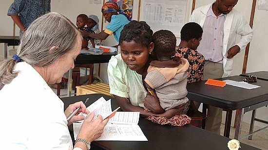 Συγκλονίζει η ζωή της παιδιάτρου Liz Molyneux στο Μαλάουι