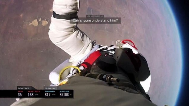 Νέο βίντεο από το άλμα του ριψοκίνδυνου Felix Baumgartner αποκαλύπτει...