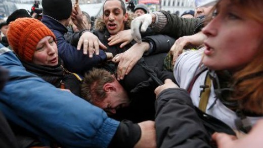 Το πλήθος λιντσάρει ελεύθερο σκοπευτή Σοκαριστικές φωτογραφίες...